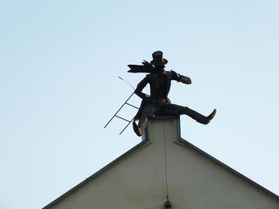Skulptur Kaminkretys (Sculpture Chimney Sweep on the Roof)