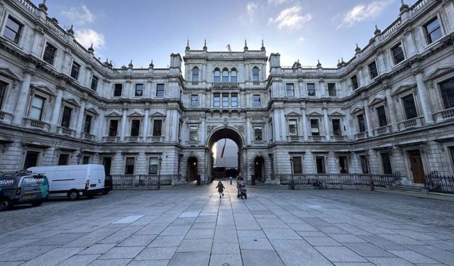 Mayfair: Walking Tour of London’s Posh Neighborhood