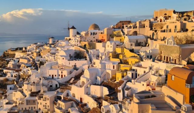 Fira to Oia Hike: The Dynamic Landscapes of Santorini