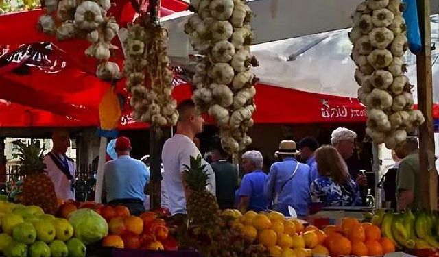 A Stroll Through Splits Fruit and Vegetable Markets