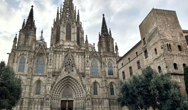 Exploring Barcelona’s Gothic Quarter: A Relaxing Walk