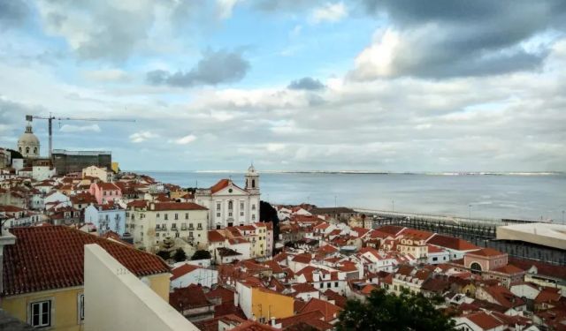 Lisbon Miradouros: Guide to the Best Views in Town / Lisbon