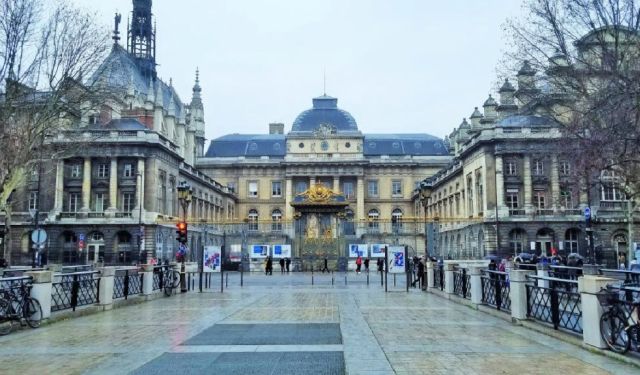 The Beautiful Ile de la Cite / Paris