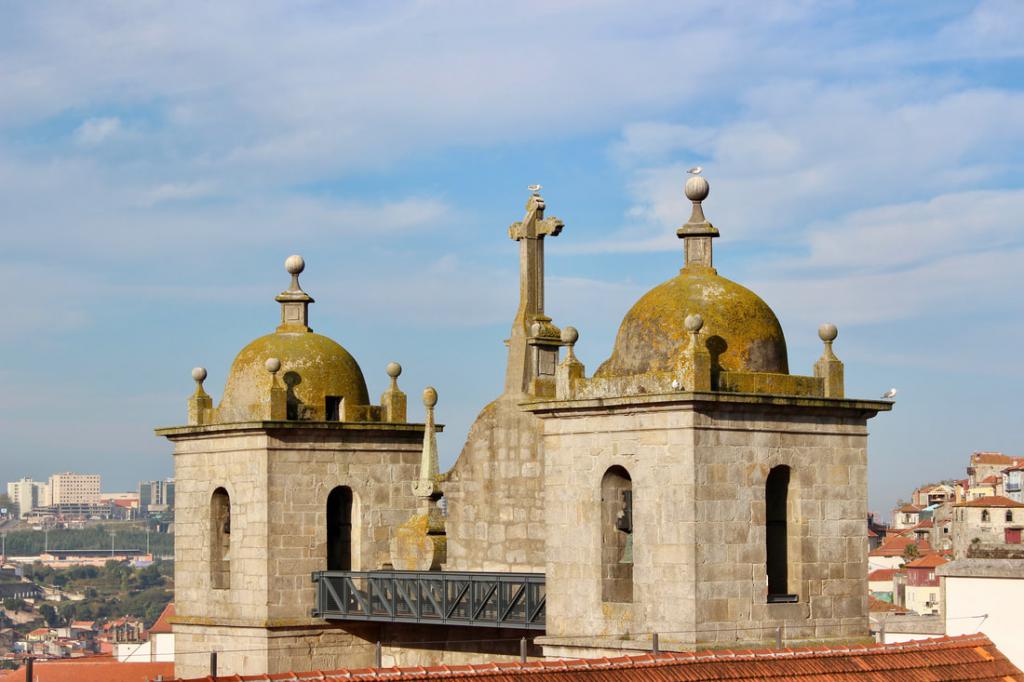 7 of the Most Notable Churches and Cathedrals in Porto, Porto, Portugal (B)