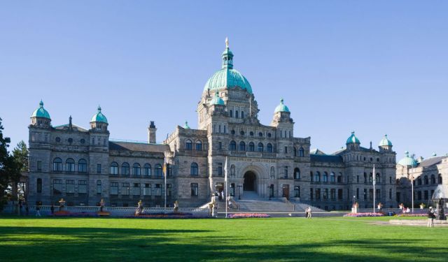 2 Self-Guided Walking Tours in Victoria, British Columbia + Maps