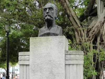 Uomini che giocano domino all'aperto in Plaza de Hostos, San Juan