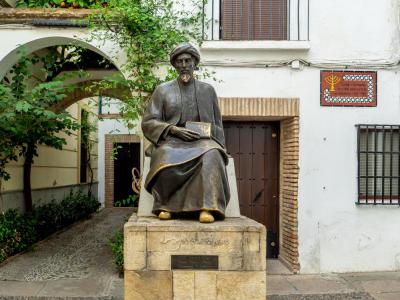 Maimónides Square and Statue