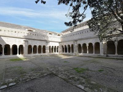 Cloitre Saint-Trophime (St. Trophime Cloister)