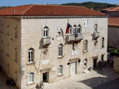 Knezev Dvor (City Hall)