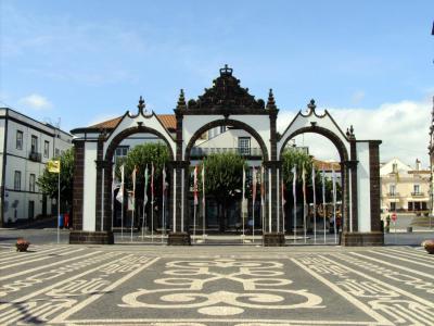 Gonçalo Velho Square and City Gates