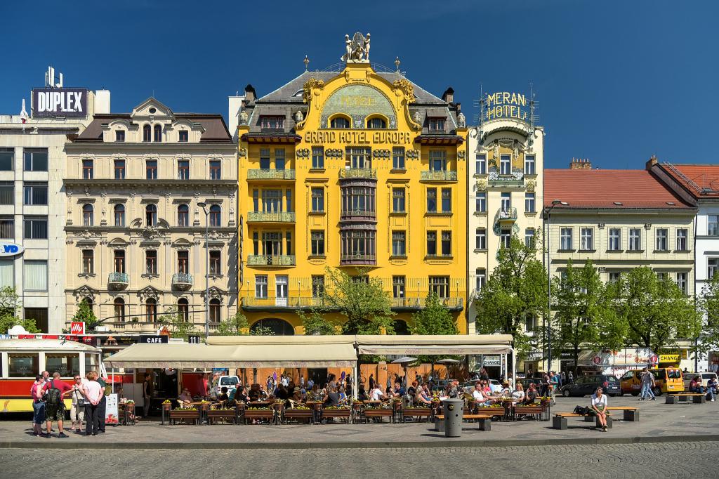 REPUBLICA CHECA, Praga, Plaza de Wenceslao, unión de historias